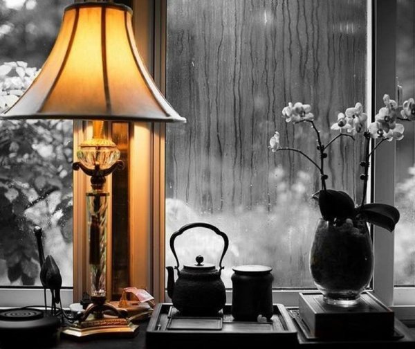 Лампа в окне