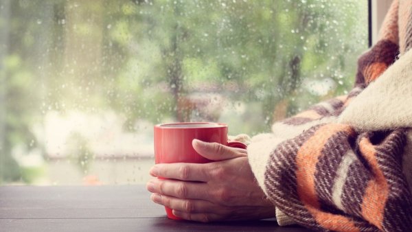 Девушка в пледе с кофе