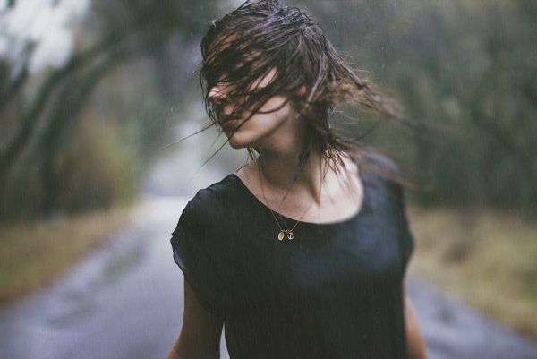 Девушка с короткой стрижкой под дождем