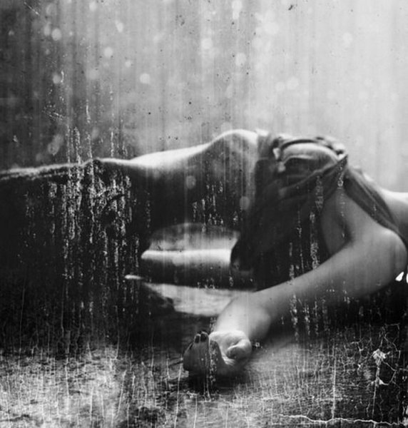 Плачет под дождем