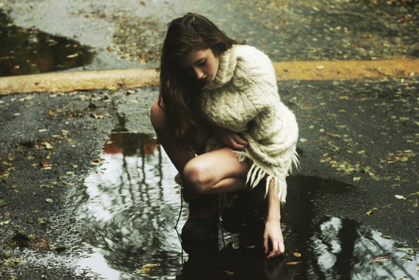 Девушка лежит под дождем