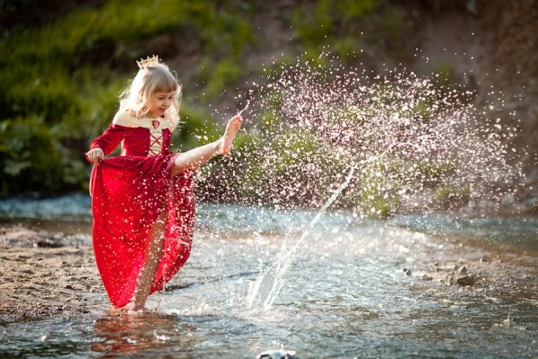 Дети радуются воде