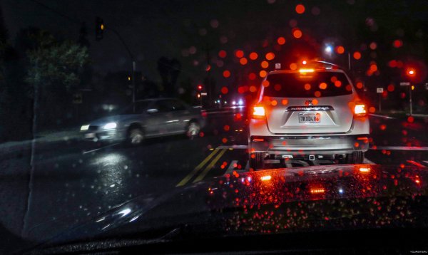 Автомобили ночью в дождь