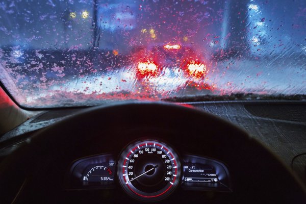 Вид из салона автомобиля на дорогу