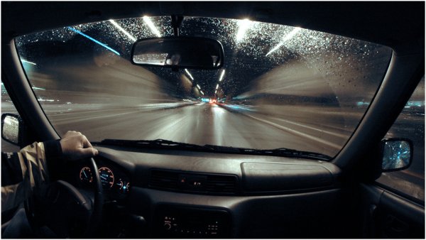 Вид из лобового стекла машины