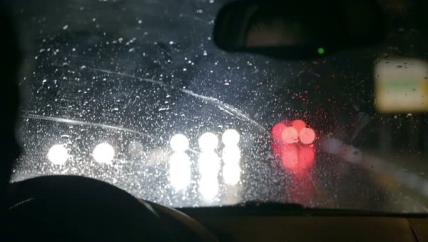 Лобовое стекло под дождем