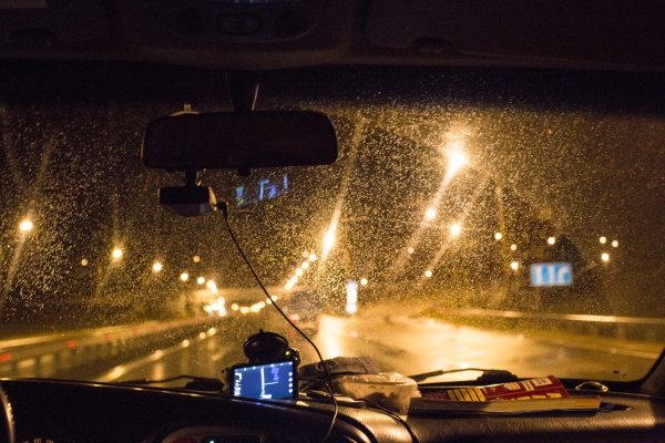 Вид из машины ночью в дождь