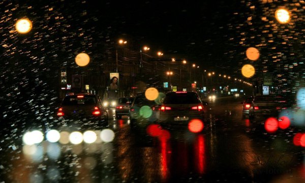Дождь из окна машины ночью