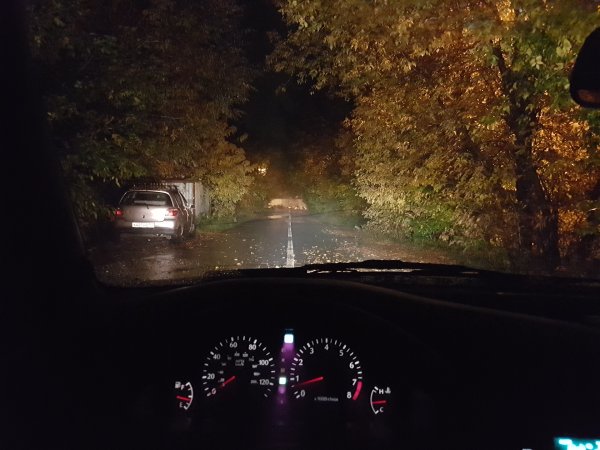 Вид из окна машины ночью