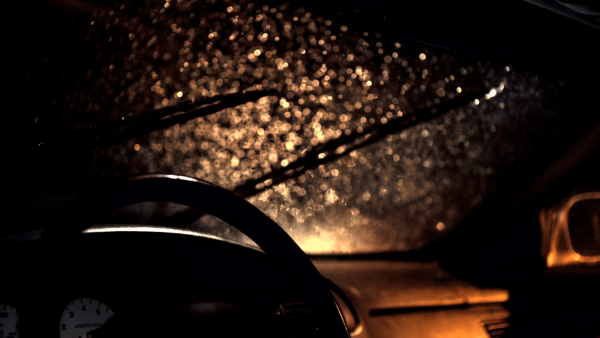 Дождь на лобовом стекле ночью