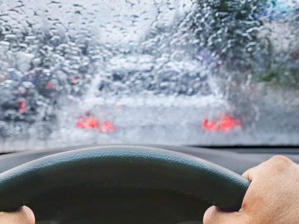 Капли на лобовом стекле изнутри