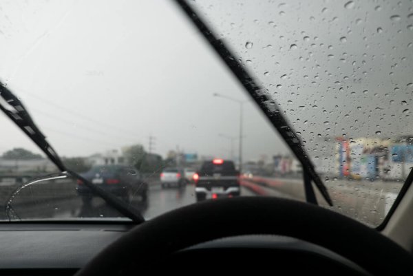 Авто и дождь от первого лица