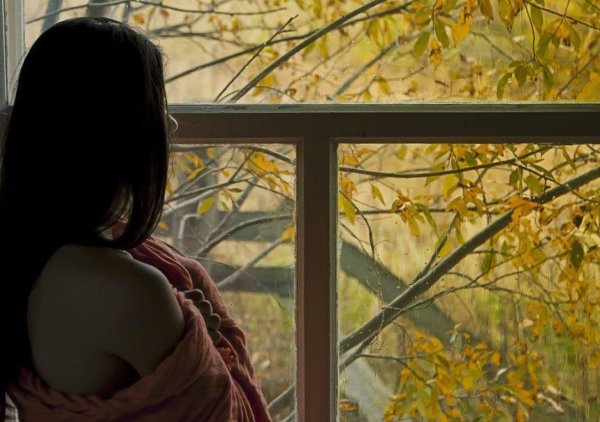 Грустная девушка осень