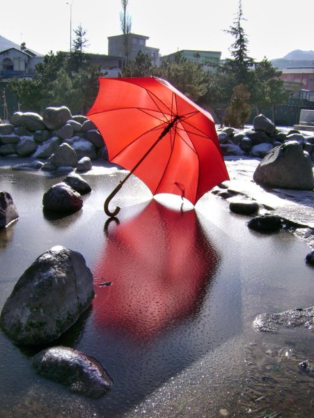 Красный зонт красивый