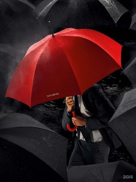 Женщина с красным зонтом