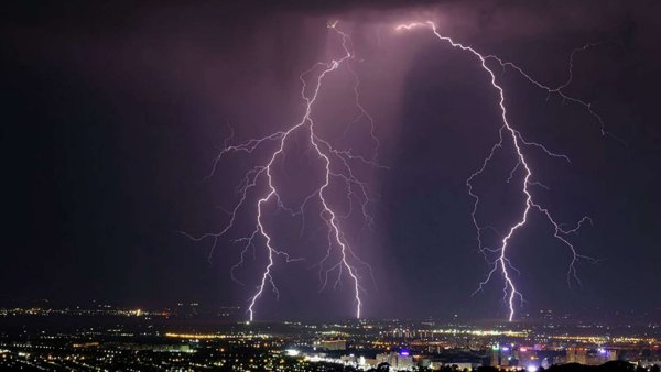Молния над городом Красноярск