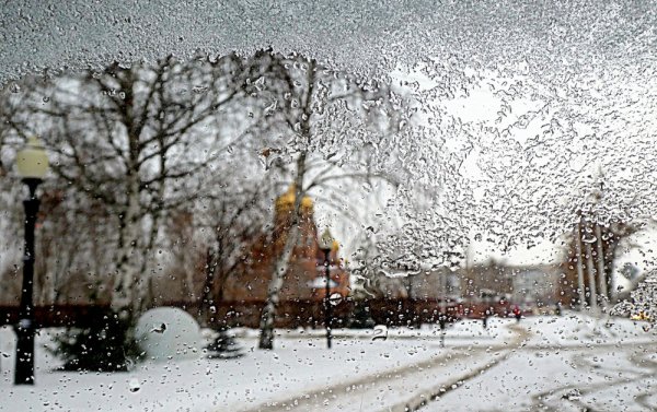 Мокрый снег за окном