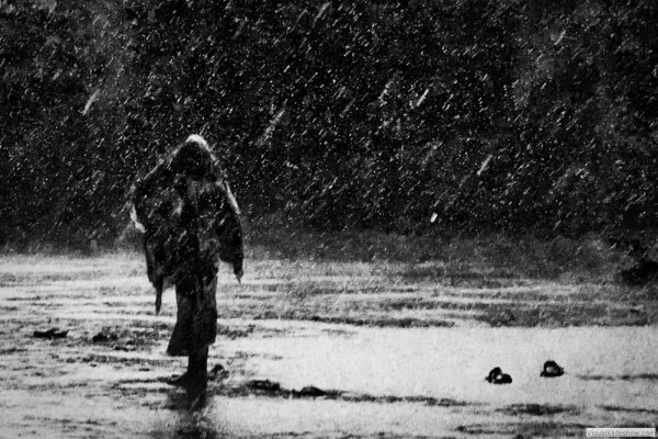 Одинокий солдат под дождем