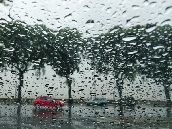 Сильный ливень зимой