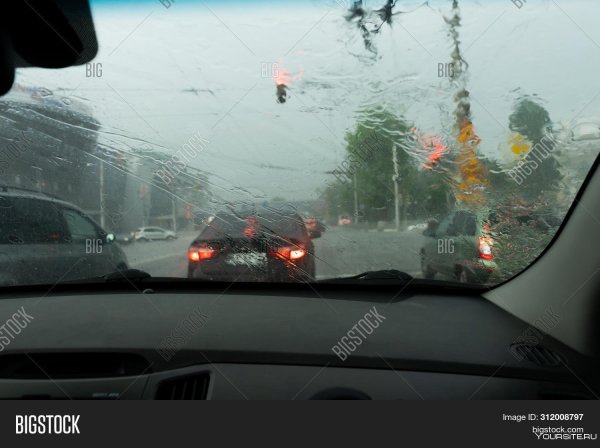 Дождь через лобовое стекло