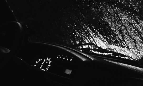 Девушка в машине под дождем