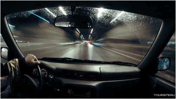 Вид из лобового стекла машины