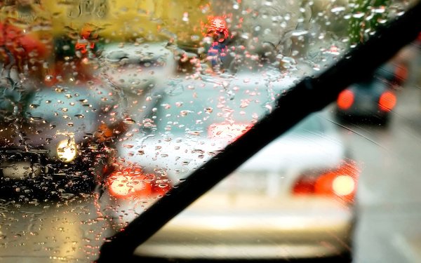 Капли на стекле машины