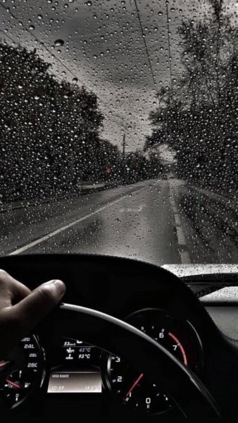 Дождливая дорога из машины