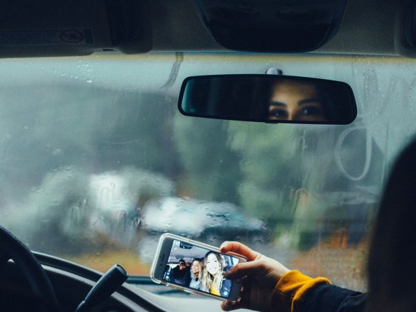 Девушка из окна машины