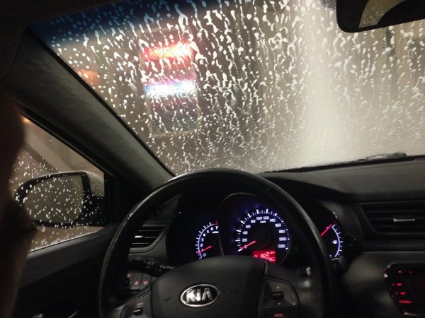 Дождь из салона машины