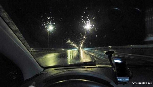 Вид из лобового окна машины ночью