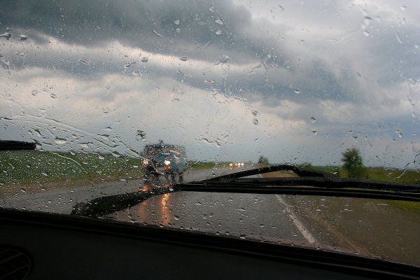Дождь из окна машины