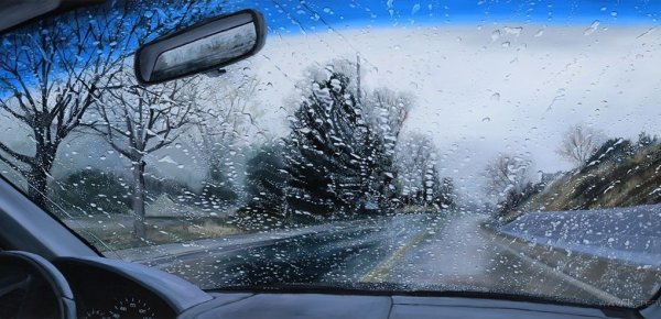 Снег на стекле машины
