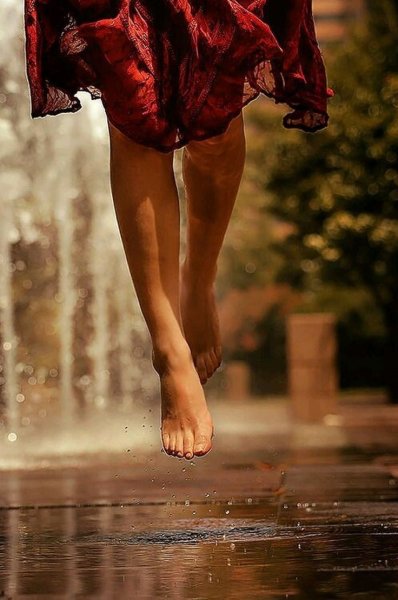 Девушка босиком под дождем