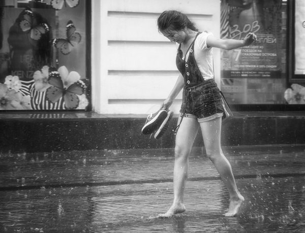 Девушка танцует босиком