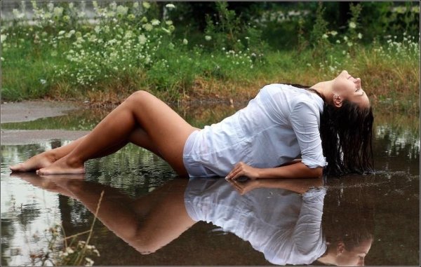 Девушка босиком под дождем