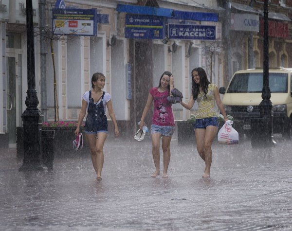 Девушка босиком под дождем