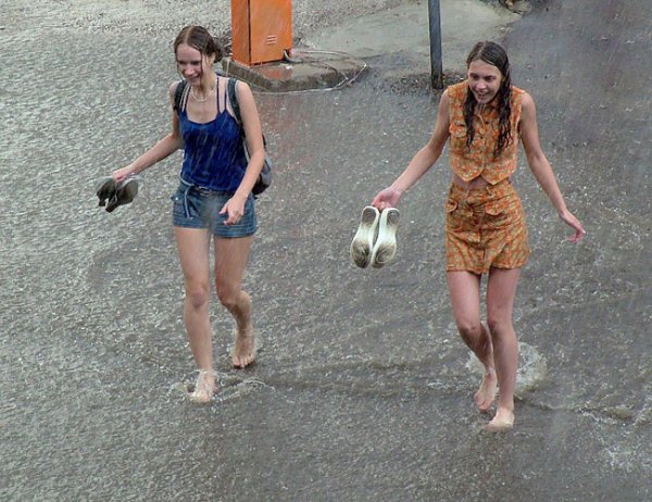 Девушка попала под дождь