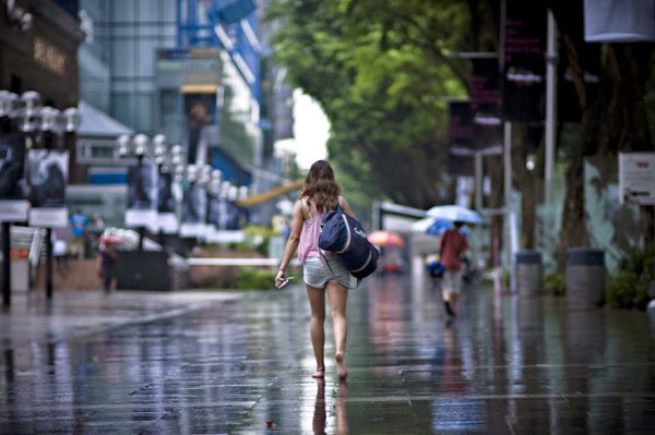 Босиком под дождем в городе