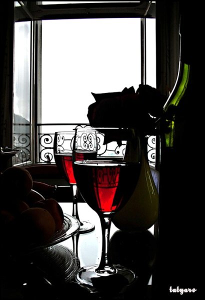 Девушка с бокалом у окна