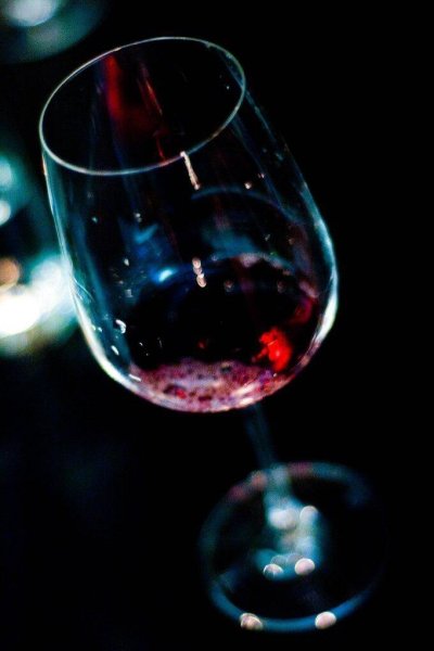 Вино бокал размытый