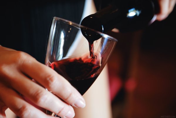 Бокал вина в руке