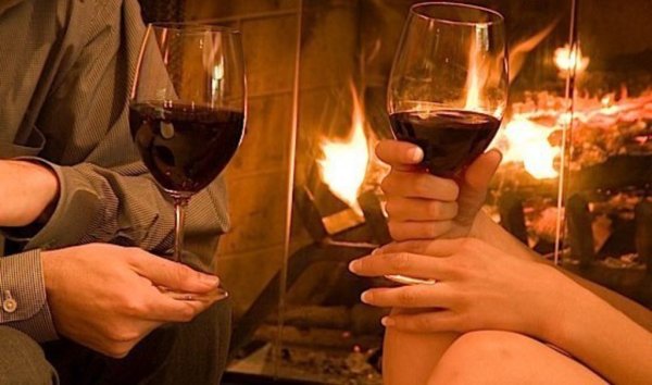 Двое у камина с бокалом
