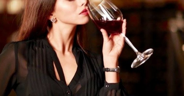 Женщина с бокалом вина