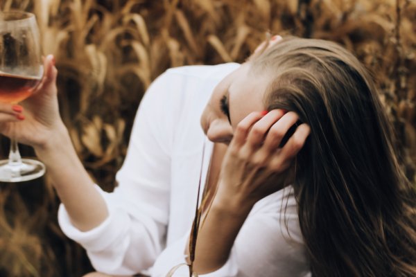 Фотосессия с бокалом вина на природе