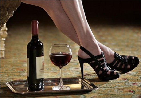 Женская ножка в бокале