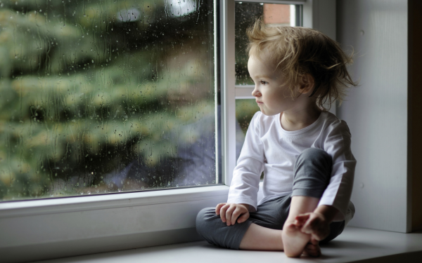 Мальчик у окна