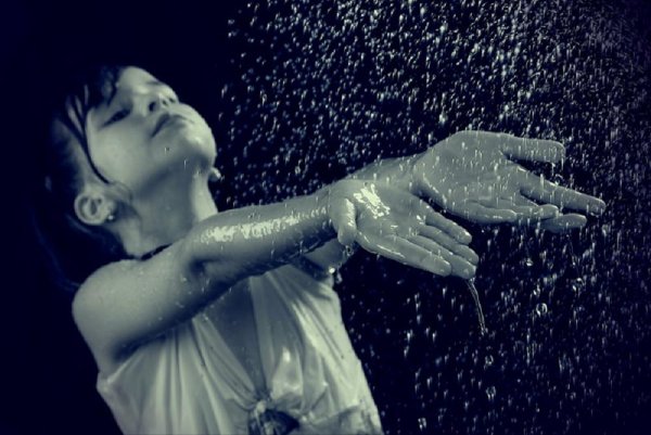 Руки под дождем