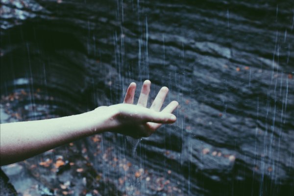 Руки под дождем