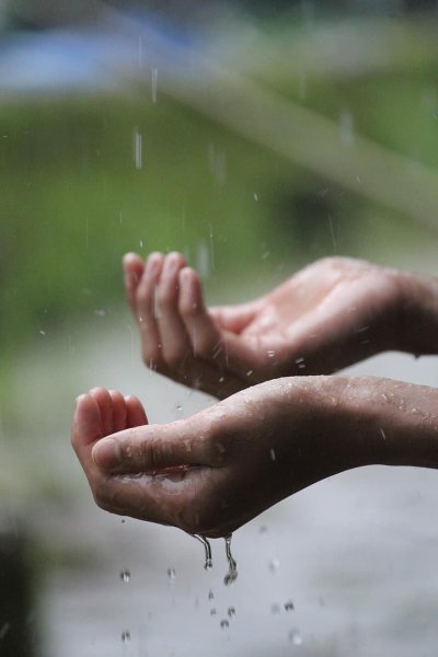 Капли дождя на руках